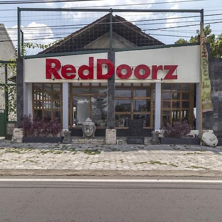 Reddoorz Plus @ Flory Hotel 요그야카르타 외부 사진