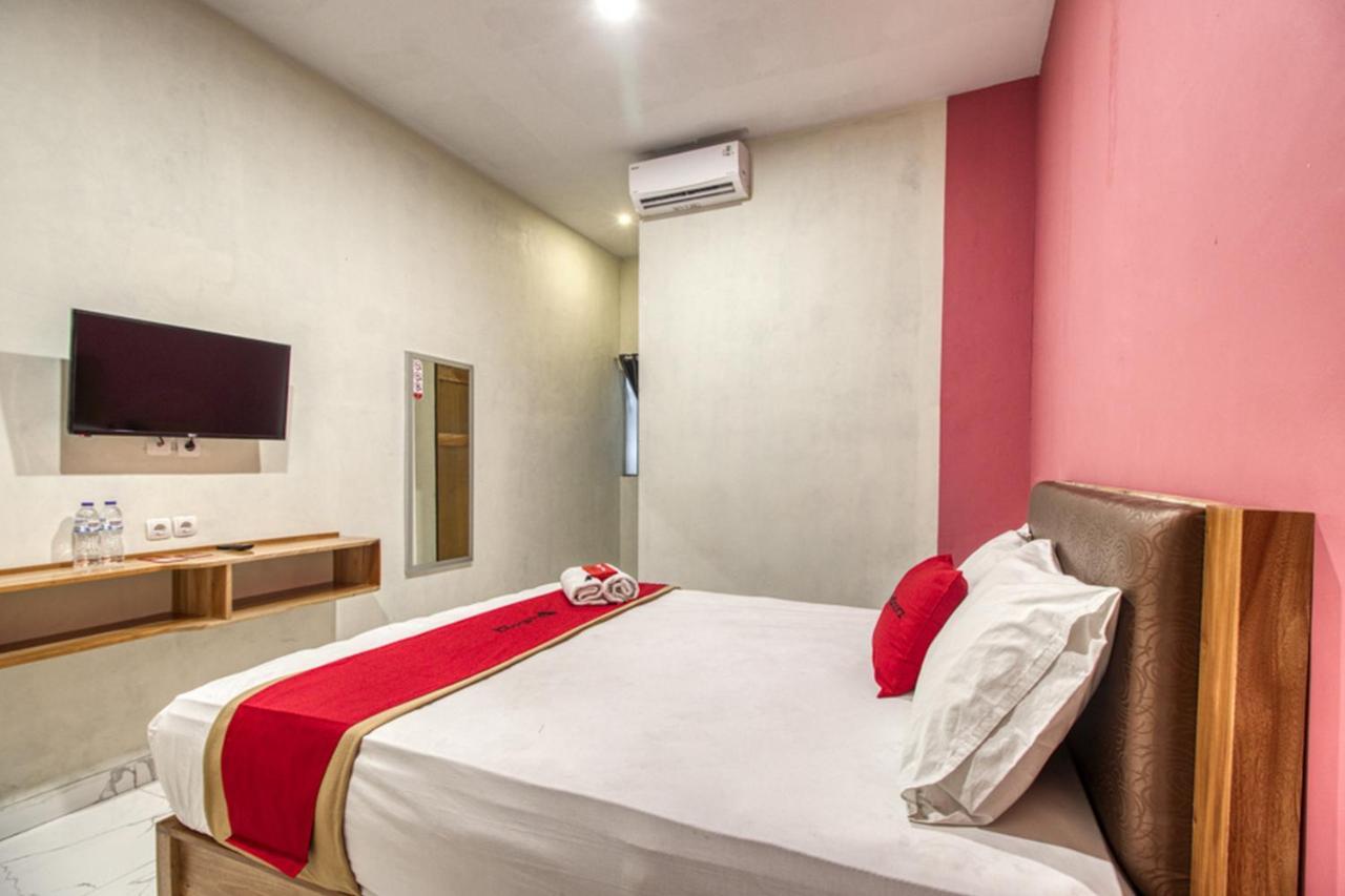 Reddoorz Plus @ Flory Hotel 요그야카르타 외부 사진
