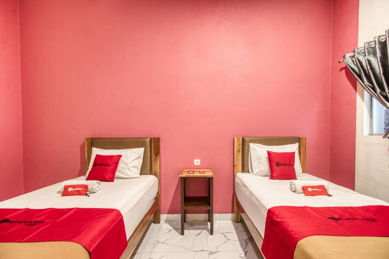 Reddoorz Plus @ Flory Hotel 요그야카르타 외부 사진